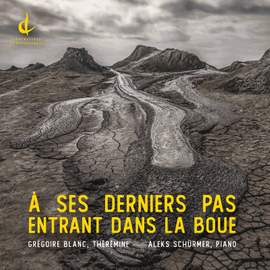 À ses derniers pas, entrant dans la boue