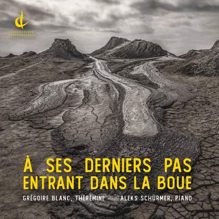 À ses derniers pas, entrant dans la boue