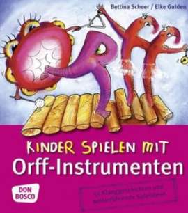 Kinder spielen mit Orff-Instrumenten